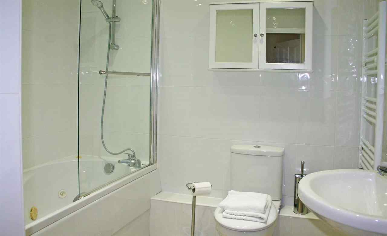 resized-2349823-Jacuzzi bathroom3.jpg